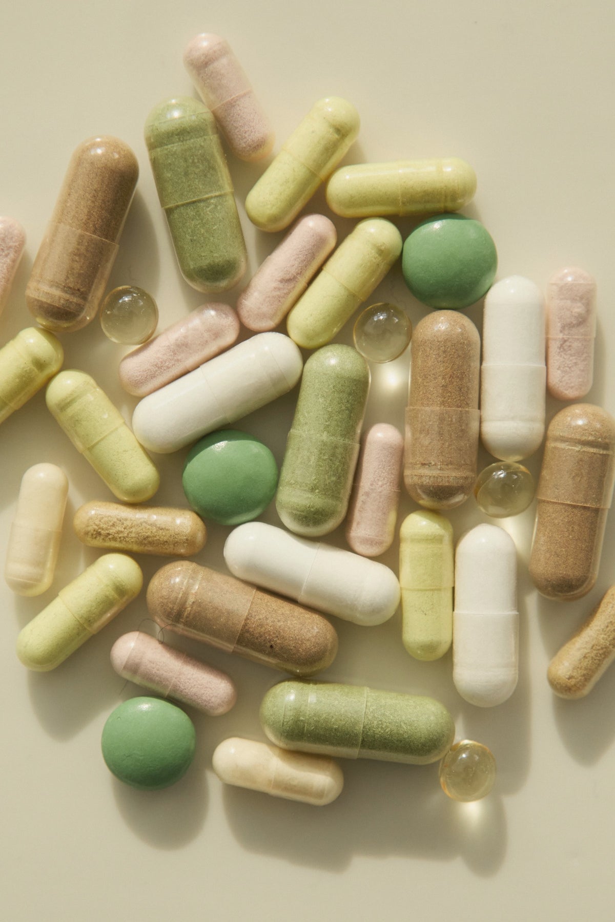 Capsules and tablets in a loose pile